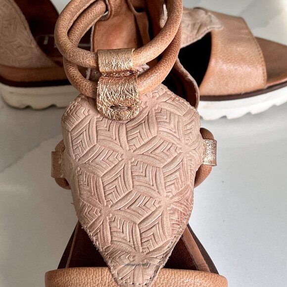 Mjus Woman's Tan Textured Leather Wedge Sandal Size 6 (36) - Picture 10 of 16